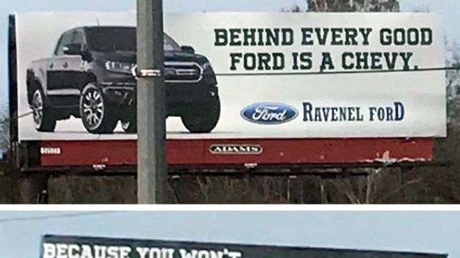 Reklamní válka dvou automobilek baví internet, vjíždí si do vlasů přes billboardy