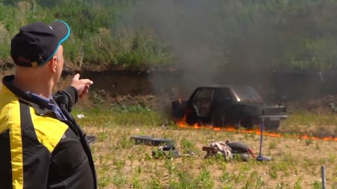Rusové zkusili, jestli auto skutečně vybouchne díky benzinu a cigaretě jako ve filmu