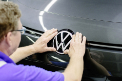 VW se rychle zbavil 20 tisíc zaměstnanců, další čekají omezení. Litovat nemusí, na cestu dostávají pohádkové peníze