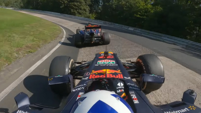 Vettel proti Coulthardovi na nejnáročnějším okruhu světa v F1 s ještě ječivými motory z pohledu pilotů, to zní jako splněný sen