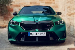 Fandové hledají cesty, jak snížit ukrutnou hmotnost nového BMW M5. A nachází je, Mnichov to ale zjevně nezajímá