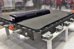 Čínské řešení mající zabránit ničivým následkům požárů baterií elektromobilů při nehodách je stejně směšné jako absurdní