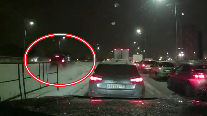 Netrpělivý řidič SUV předjížděl kolonu po středovém pásu, spravedlnost ho dostihla záhy