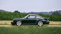 Špatný den v práci? Tomuto týpkovi spadlo na zem vzácné Porsche za 100 milionů při přepravě po drahé renovaci