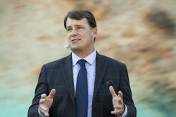 Šéf Fordu, který roky vnucoval elektromobily všem, teď varuje EU, aby nevnucovala elektromobily všem