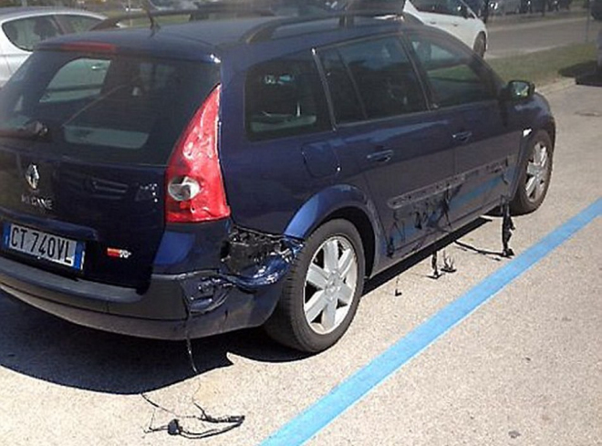 Současná horka jsou taková, že dokáží roztavit i auto (foto, video)