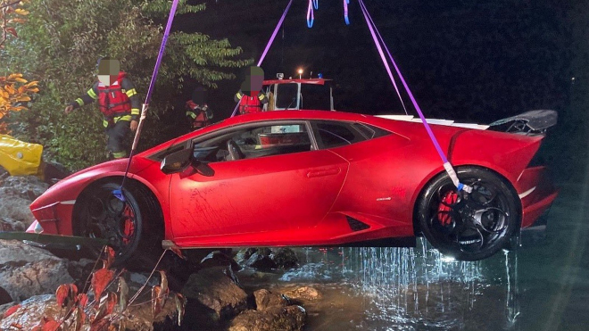 Policie si utahuje z řidiče Lamborghini, který si spletl brzdu s plynem a s autem doslova vlétl do vody
