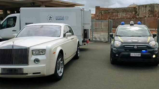 Italské úřady zabavily ruský Rolls-Royce jen kvůli interiéru, majitel musí zaplatit 500 tisíc