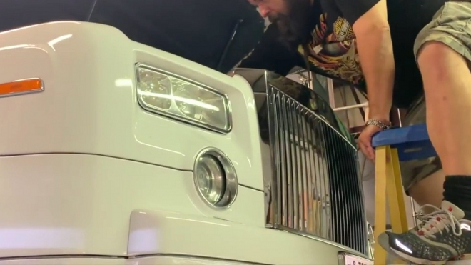 Mechanik zkusil sám vyměnit olej v Rolls-Roycu, servis si za to účtuje přes 14 tisíc