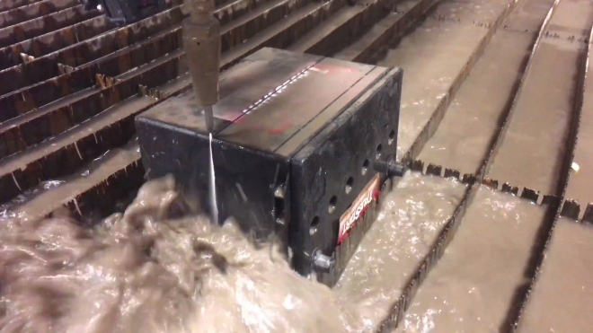 Jak vypadá zevnitř autobaterie nebo běžící motor? Tady i to rozřezali vodou