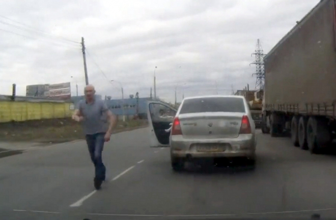 Vážně ještě někdy vystoupíte z auta a půjdete dát jinému řidiči co proto? (video)