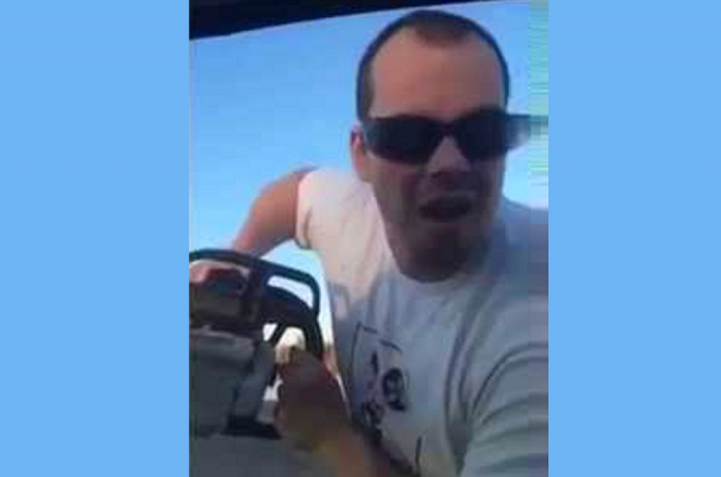 Motorová pila dává šarvátkám mezi řidiči nový náboj (video)