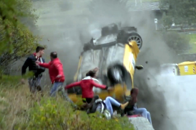 Zázraky se dějí: Renault Clio na rallye vlétl do diváků, všechny minul o vlásek (video)