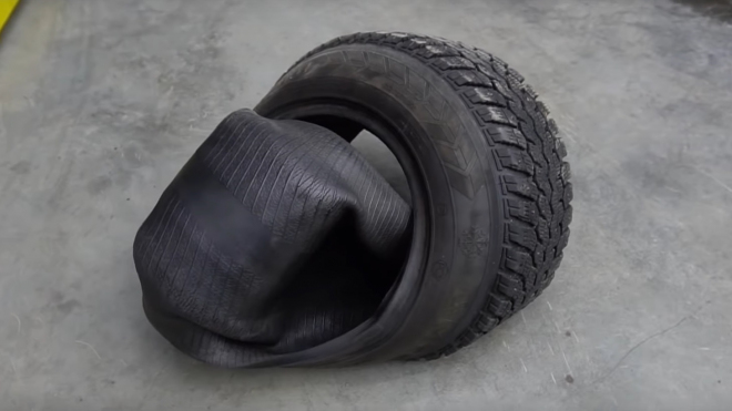 Rusové obuli na auto pneumatiky obrácené naruby a zkusili s nimi jezdit