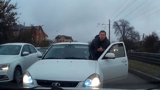 Řidič chtěl předjet kolonu stojících aut protisměrem, narazil ale na vyšší šajbu