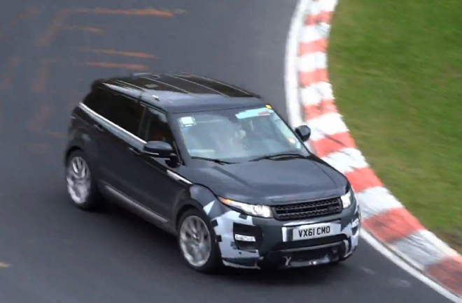 Range Rover Evoque RS poprvé natočen v akci, po boku Sportu RS (video)