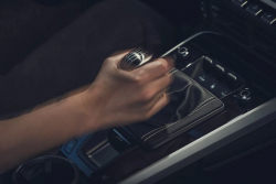 Porsche se napravuje a pod tíhou kritiky vrátilo manuál běžné 911. Je skutečný, cena auta je ovšem neskutečná. A dostupnost též