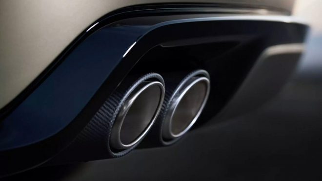 Britové říkali, že budou prodávat už jen elektromobily, teď ale představili nejsilnější spalovací auto své historie
