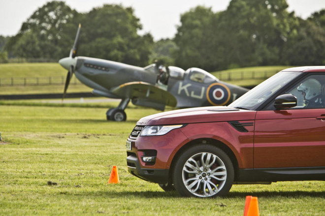 Nový Range Rover Sport vs. Spitfire: 510 pozemských koní v souboji s pýchou nebes (videa)