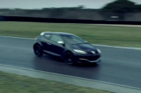 Renault stále láká na rekord Méganu RS 275 na Ringu, na tomto videu alespoň jede