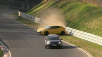 Je tohle největší klikař Nordschleife? Destrukci Méganu RS unikl o fous, dvakrát (video)