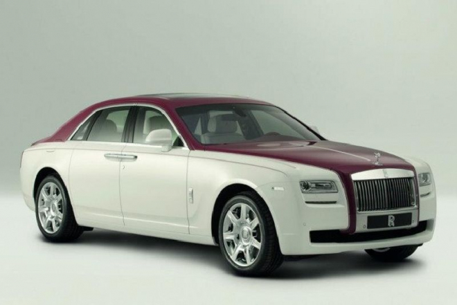 Rolls-Royce Ghost Bespoke: červenobílý unikát pro šejka z Kataru