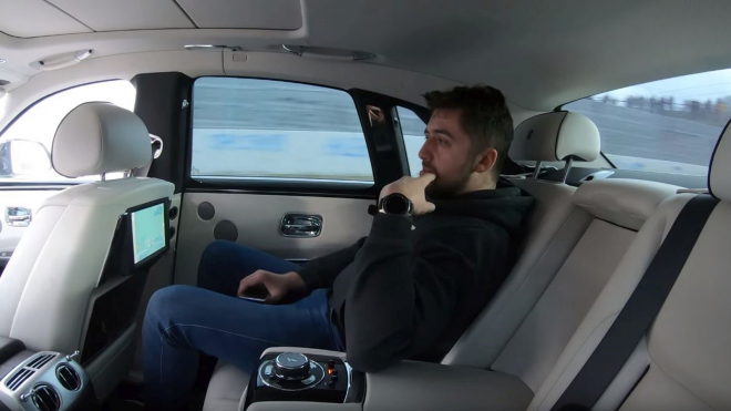 Rus obkroužil nejnáročnější okruh světa v Rolls-Roycu, na zadním sedadle