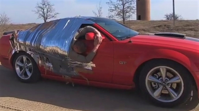 Rus se nechal připoutat k autu, které jelo až na 140 km/h. Podívejte se, jak dopadl