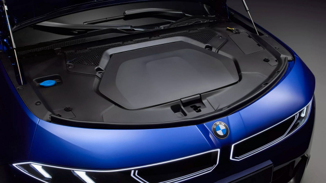 Nové BMW 3 je venku. Má kufr vepředu, směšný interiér, ukázalo se i jako kombík a my nevíme, co si o něm myslet