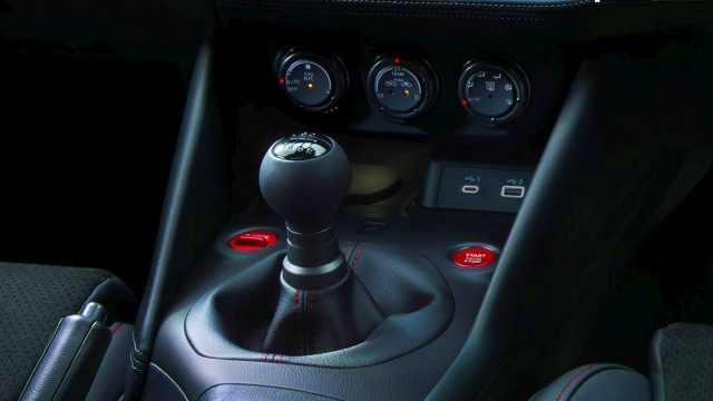 Nissan se vážně snaží, aspoň někde. V roce 2026 začíná prodávat auto s 426koňovým V6 a manuálem