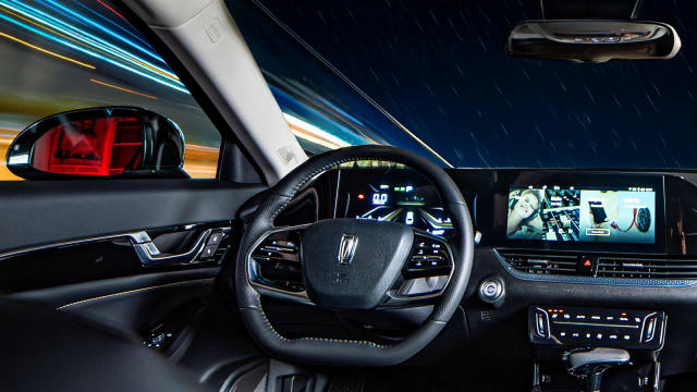 Řidiči se „zaseklo auto” při jízdě rychlostí 115 km/h, musel tak jet stovky kilometrů, než mu došlo palivo