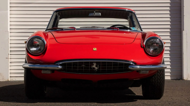Ferrari kdysi nejbohatšího muže světa a symbolu těchto lidí nikdo nechtěl, teď se konečně prodalo