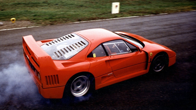 Zaměstnanec muzea to při couvání s vzácným Ferrari F40 napálil do ocelového sloupu, nikdo mu nepomohl
