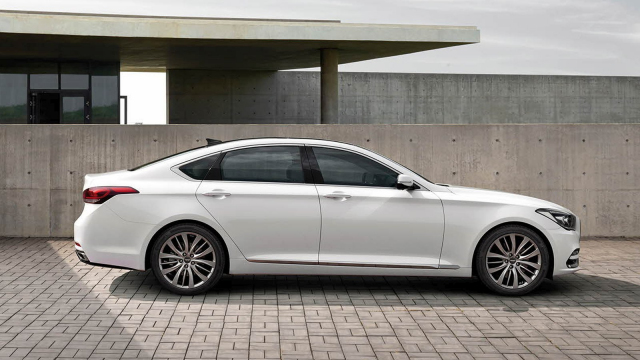 Korejský Mercedes se dá po pár letech koupit v ČR sotva jetý levněji než základní Octavie, ukazuje, proč jde o takový propadák