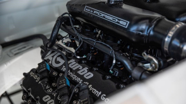 Jak funguje vzácné Porsche za 33 milionů se skutečným motorem z F1? Protáhl ho expert, který vypadá spíš jako bezdomovec