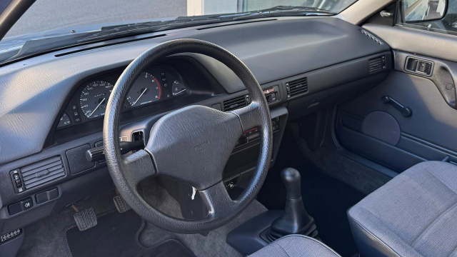 K mání je dodnes zcela nejetá Mazda z časů sametové revoluce, dokonalý stroj času nikdo ani pořádně nevybalil