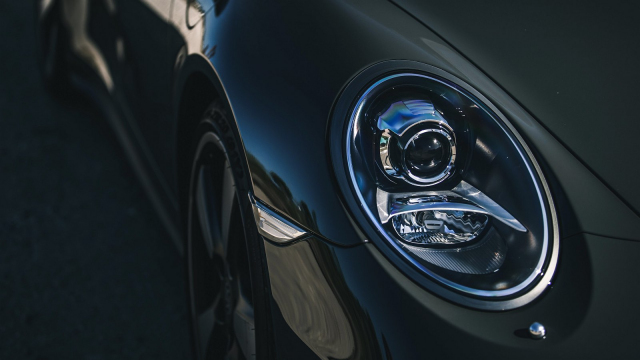 Brutální zloději světel řádí dál. Z dalšího Porsche je ukradli tak, že ho doslova rozřezali, z výsledku jejich „práce” mrazí