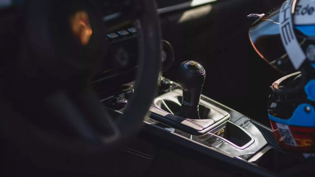 Porsche skutečně vytáhlo na nejnáročnější okruh světa 911 s manuálem. A je rychlejší než doteď s automatem