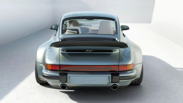 Porsche nečekaně žaluje firmu Singer, která dělá z jeho aut ještě úžasnější stroje. Proč, když ho to 15 let nechávalo chladným?