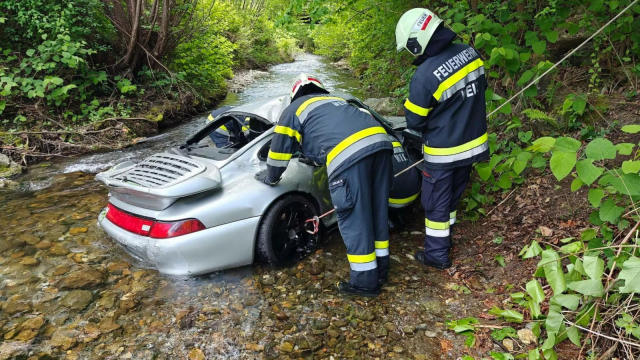 81letý muž si vyjel s ceněným Porsche 911. Sjel z mostu, skončil v potoce a může být rád, že žije