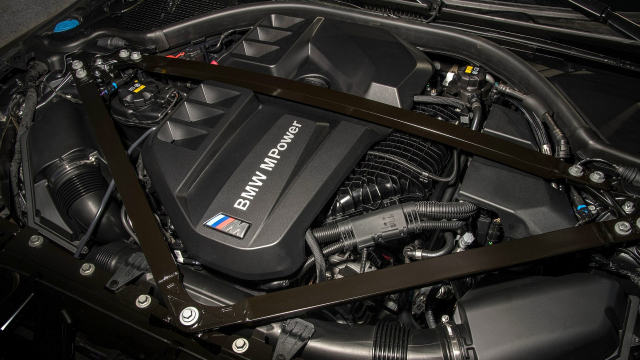 Klání zatracovaného spalovacího BMW s protežovaným elektrickým bratrem naprosto ovládla klasika, stačilo přidat jedinou zatáčku