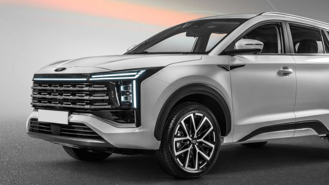 Rusové řekli víc k novému vrcholnému Moskviči. Auto větší než Kodiaq může být při ceně základu od 314 tisíc konečně hit