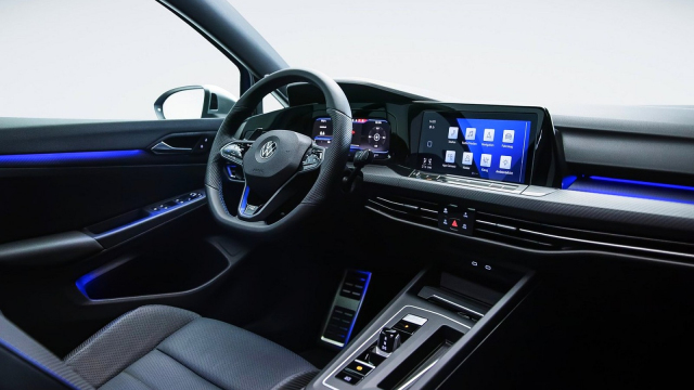 VW zkouší znovu vynalézt kolo, jeho nově patentovaný volant je ještě kontroverznější než u Tesly