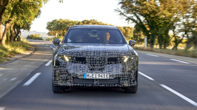 BMW ukázalo první auto z možná revoluční rodiny Neue Klasse, řidičům bavoráků sebere jednu z jejich oblíbených „libůstek”