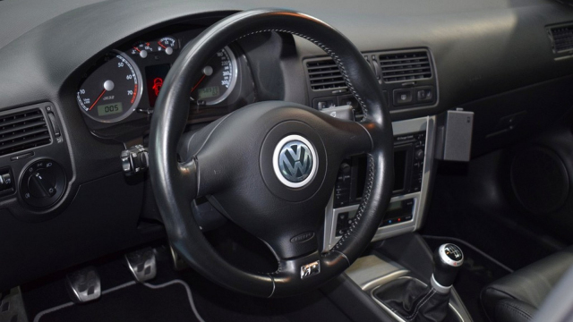 Vůbec nejvzácnější VW Golf je k mání ve stavu nového auta. S úchvatnou technikou je jako posel z minulosti