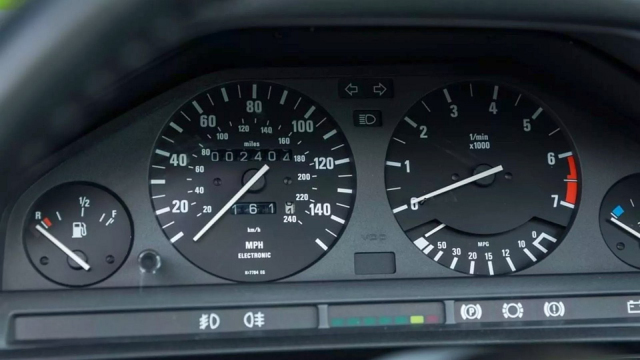 Dodnes nejeté BMW 3 generace E30 se v aukci prodalo jen za 383 tisíc, za vše může jeho verze