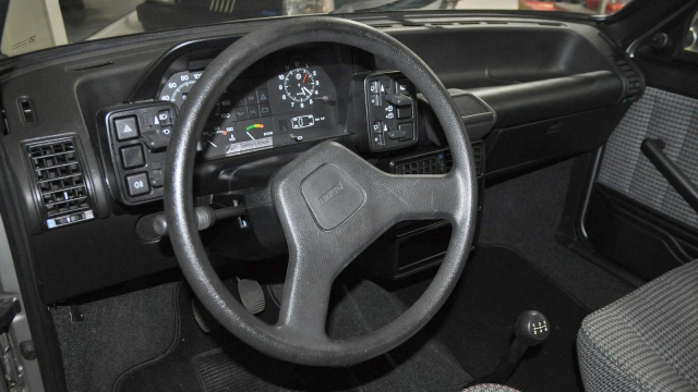 Tuzexový sen Čechoslováků jde koupit jako dodnes nejeté auto u oficiálního dealera, lepší stroj času abyste pohledali