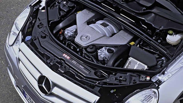Jeden z největších propadáků Mercedesu, kterému nakonec neúspěšně „vnutili” i obří motor, dnes ojetý koupíte za babku