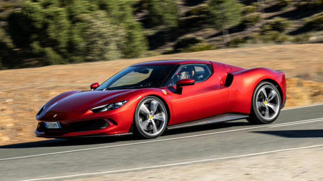 Dva silniční závodníci, kteří po ztrátě kontroly nabourali dvě Ferrari do domu, dostali naprosto směšné tresty
