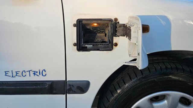 Prodej 25 let starého elektromobilu ukazuje, co časem zbude z těchto aut, i když nikam nedojedou
